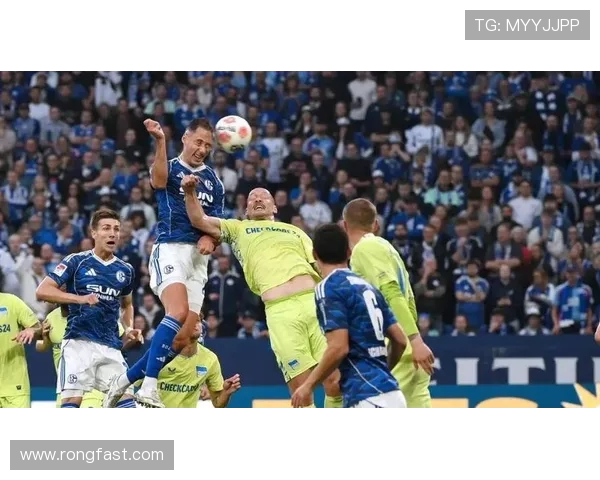 沙尔克与门也的激烈对决揭示了德甲赛季的竞争格局与球队实力的较量