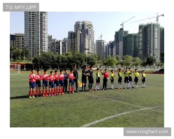 深圳足球队选拔赛表现分析：经验与战术的结合与提升